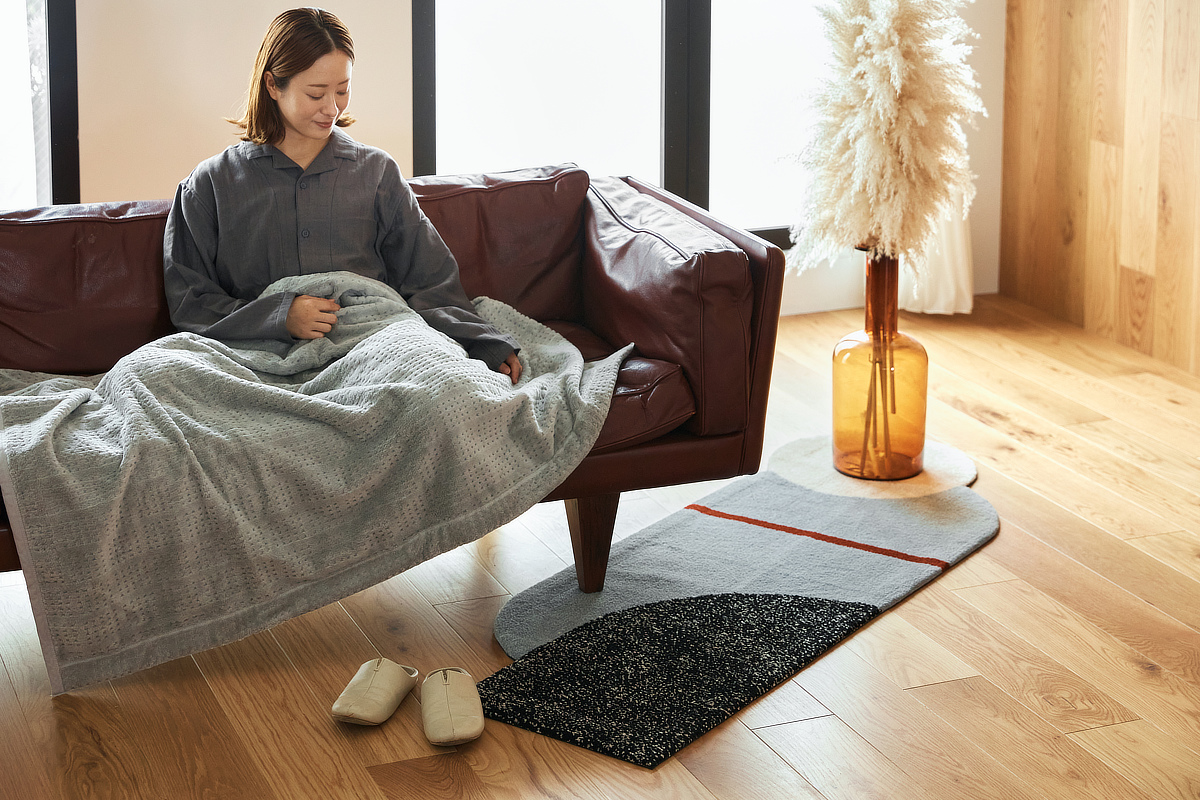 Image: https://1fl0kyr79c.user-space.cdn.idcfcloud.net/photographes/ab9cc4a681adb5d00e78d10131ea4398.jpg 丸い部分に植物を置いてみる。季節や気分によって、いつでも移動できるのもいいところ|床にアートで空間がキマる「クリエイティブ・ラグ」(カーペット・絨毯)TRICOTÉ(トリコテ)|TRICOTÉ