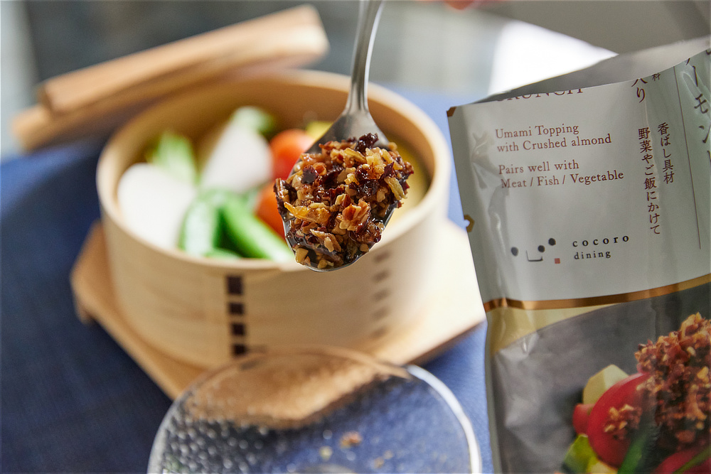 たったひとさじで、衝撃を受ける味わい|一匙でどんな料理も美味しくなる、アーモンドと醤油の万能調味料。サクサク香ばしい食べる調味料『サクサクしょうゆアーモンド』