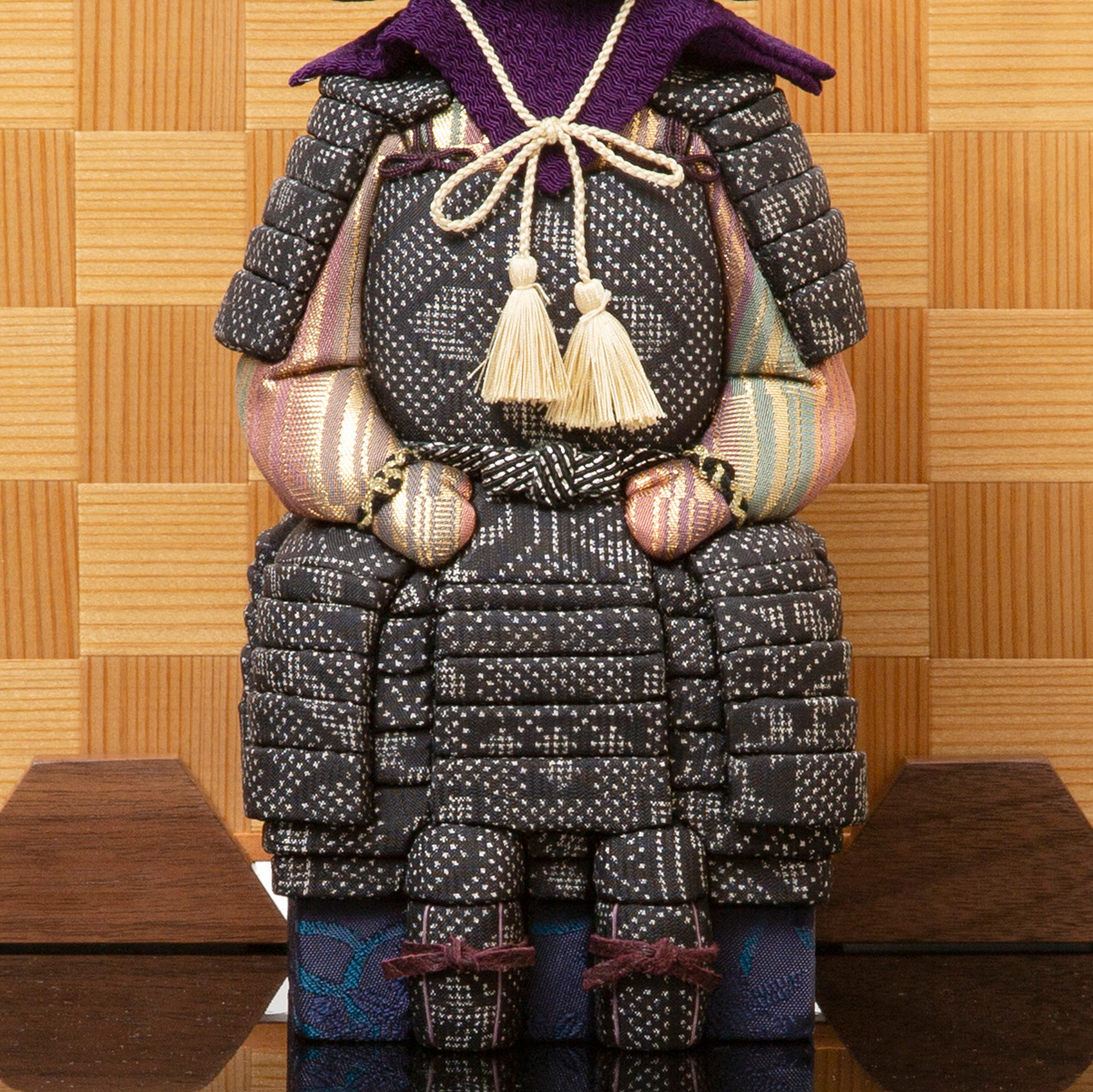 2. 生地:京都西陣織|6つの日本伝統工芸をコンパクトにした、木目込の「プレミアム鎧飾り」| 宝輝 | 柿沼人形