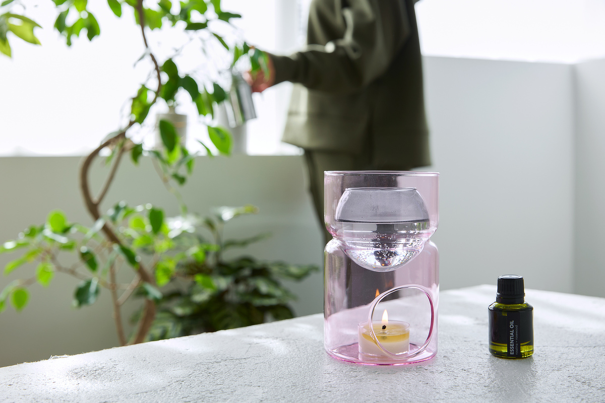朝起きて、花の水を替えて活け直すように、香りを“活ける”ような感覚で、アロマを楽しめるデザインのアロマポット|球体ガラスから広がる、オーストラリアの大地を感じる香り「エッセンシャルオイル+アロマポット」|豪州・メルボルン生まれの『FAZEEK(ファジーク)』