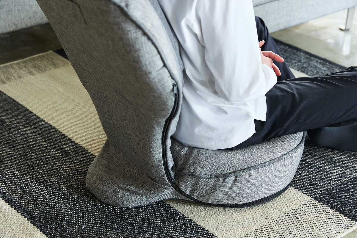 開発のきっかけとなったのは、外科専門医が使う「手術用チェア」でした。|あぐら、抱っこ座り、横寝にちょうど気持ちいい!娯楽も在宅ワークも快適な、リクライニングチェア「ベスポジ座椅子」|背筋がGUUUN美姿勢座椅子プレミアム