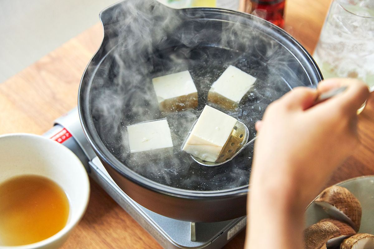 木綿豆腐は、事前に湯通ししてクッキングペーパーで水切りすると食感が締まります。飲めるポン酢&特製だし付き「名古屋コーチンしゃぶしゃぶセット(もも肉・むね肉)」|錦爽(きんそう)|丸トポートリー食品
