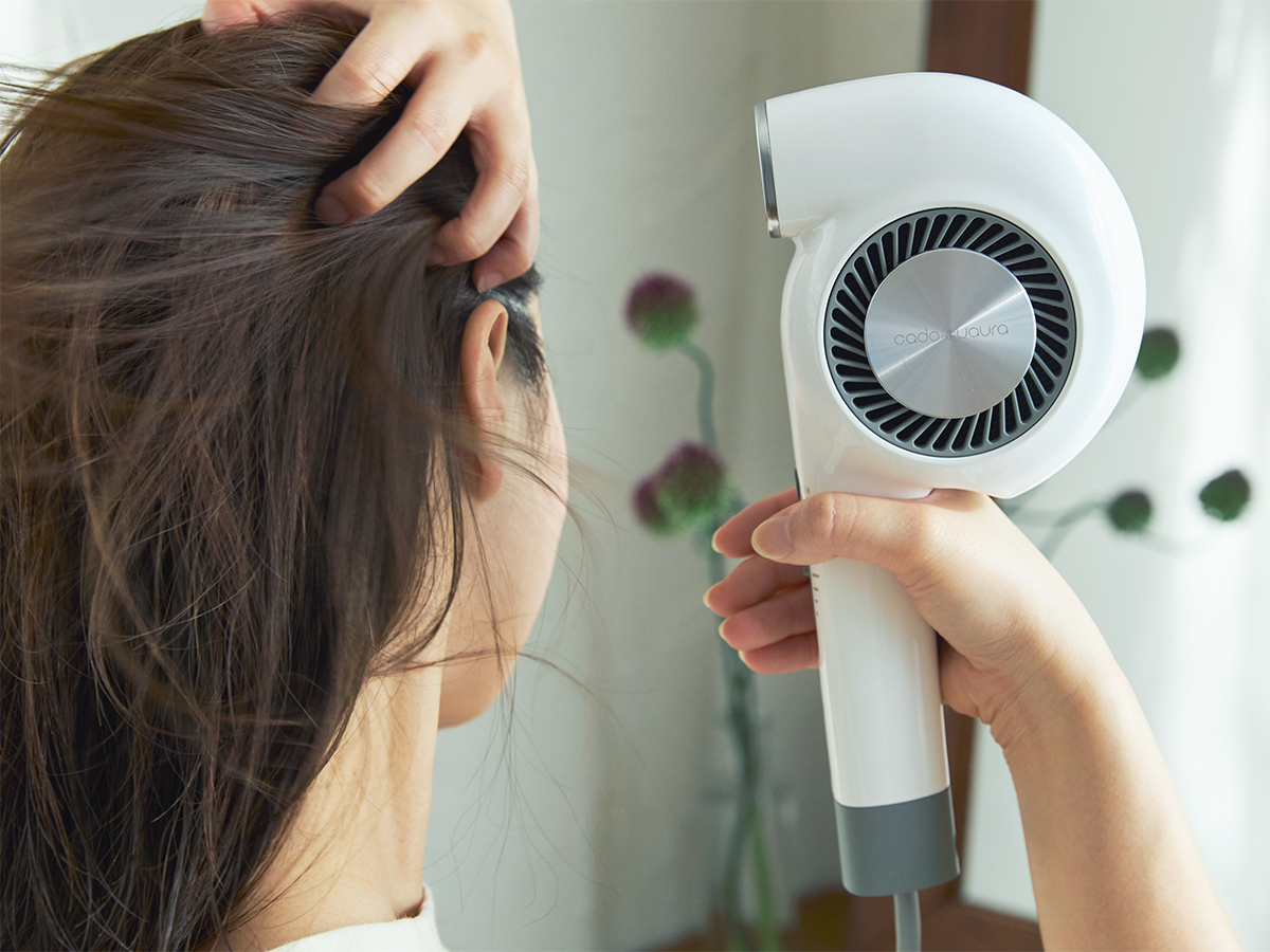 パワフルな風量なのに省エネ設計。手と空間に馴染む、85℃のちょうどいい風をつくる「ヘアドライヤー」|cadocuaura(カドークオーラ)|BD-E2