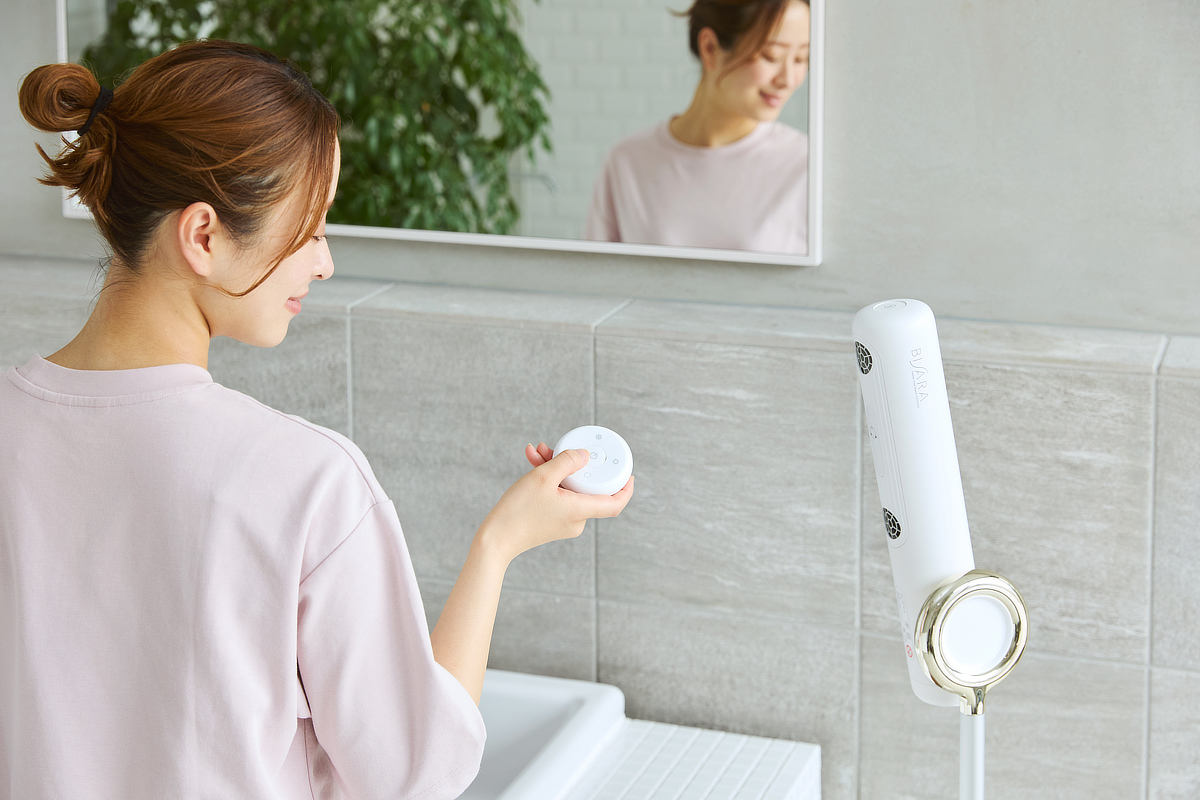 リモコン上部の「温度ゲージランプ」が点灯|髪を乾かすときに両手が空く、スタンド型のヘアドライヤー『BISARA(ビサラ)』