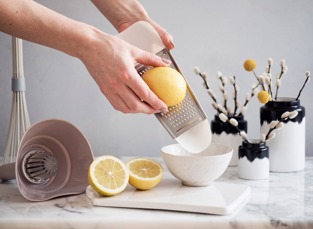 かけたいところに狙いを定める、チーズグレーター | PINCH CHEESE GRATER