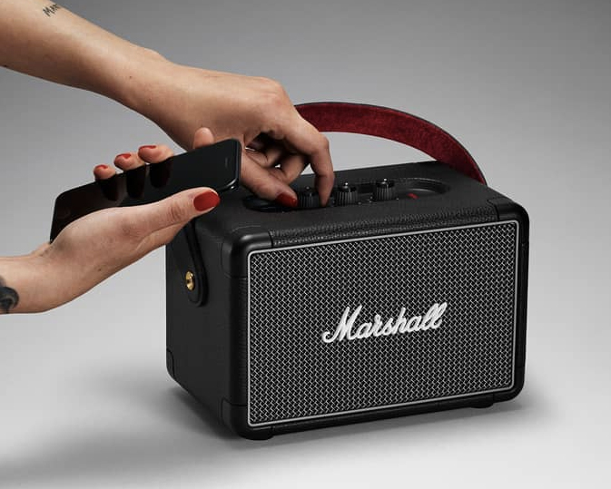 ヴィンテージ感溢れる見た目から、迫力の音!Bluetooth2台接続でスムーズに音楽が楽しめるワイヤレススピーカー|Marshall Kilburn Ⅱ