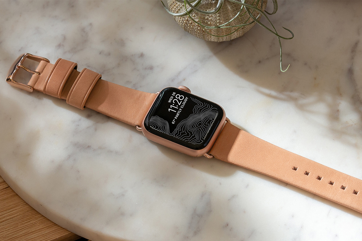 とても丈夫で経年劣化も少なく、長く使い込むことができるヌメ革のApple Watchバンド・AirPodsケース|NOMAD