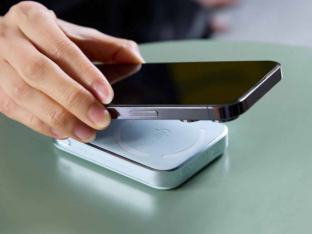 従来のリチウムイオン電池が300〜500回程度なのに対し、「準個体バッテリー」は、なんと約2000回。実に4倍以上長持ち｜発火しにくい新技術を使った、準個体バッテリー「HeatZero（ヒートゼロ）」