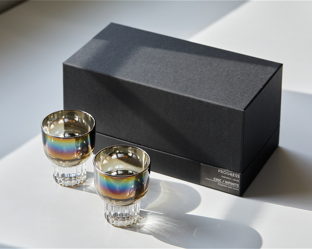 お酒好きの人へのプレゼントにぴったりのギフトボックス入り｜オーロラの光彩にまろやかな味わいになる『PROGRESS（プログレス）』の純チタンコーティンググラス（日本製・メイドインジャパン）