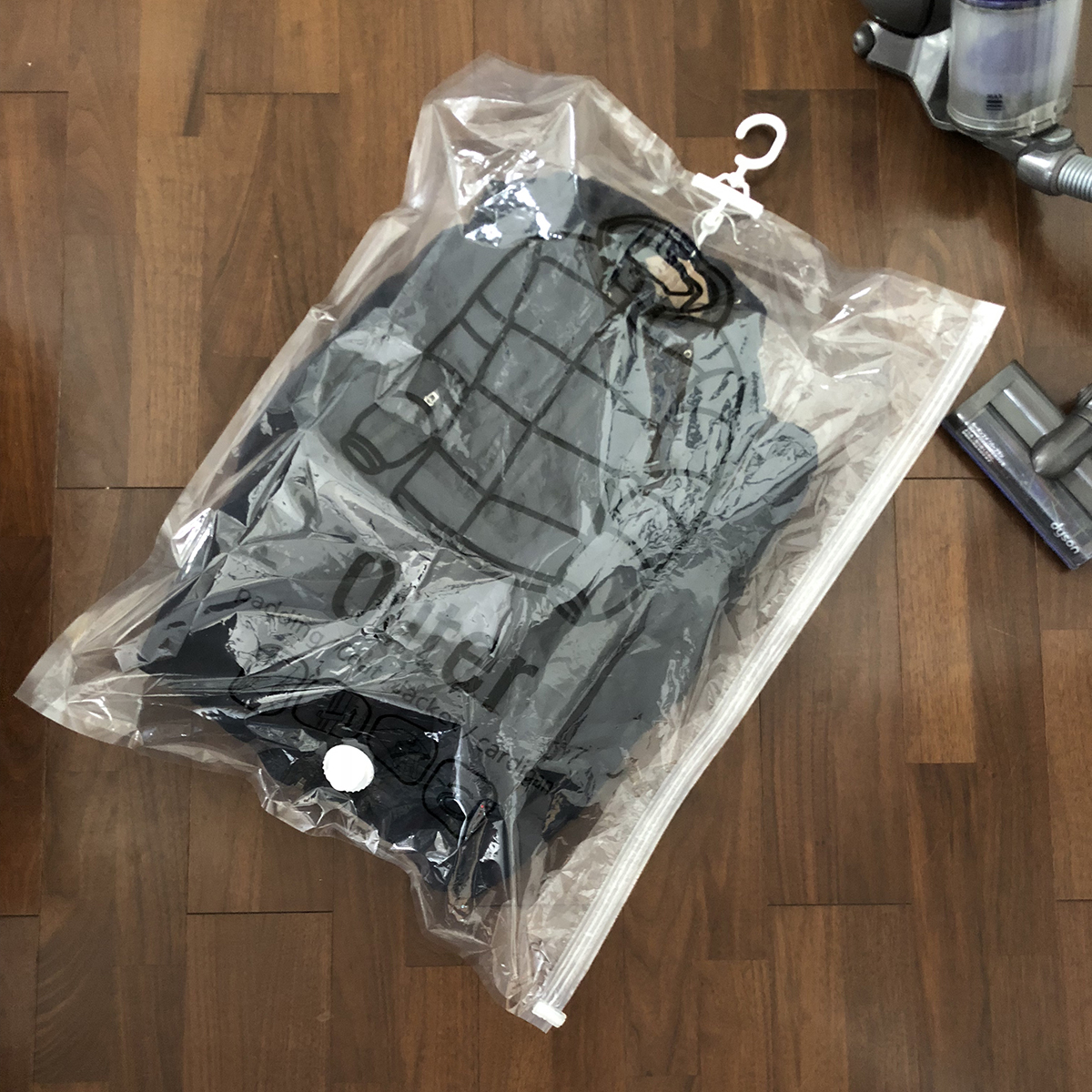 かさばるコートやジャケットをスマートに収納できる衣類圧縮バッグ|vacuum seal hanging bag