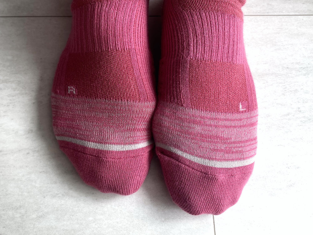 普通の靴下は左右対称ですが、本品は左右反転の形状。足の形に合わせて緻密に設計|長時間履いても疲れにくい靴下。土踏まずを下支えして、足底筋をサポートするECONOLEG(エコノレッグ)の「疲れしらずのくつした®」