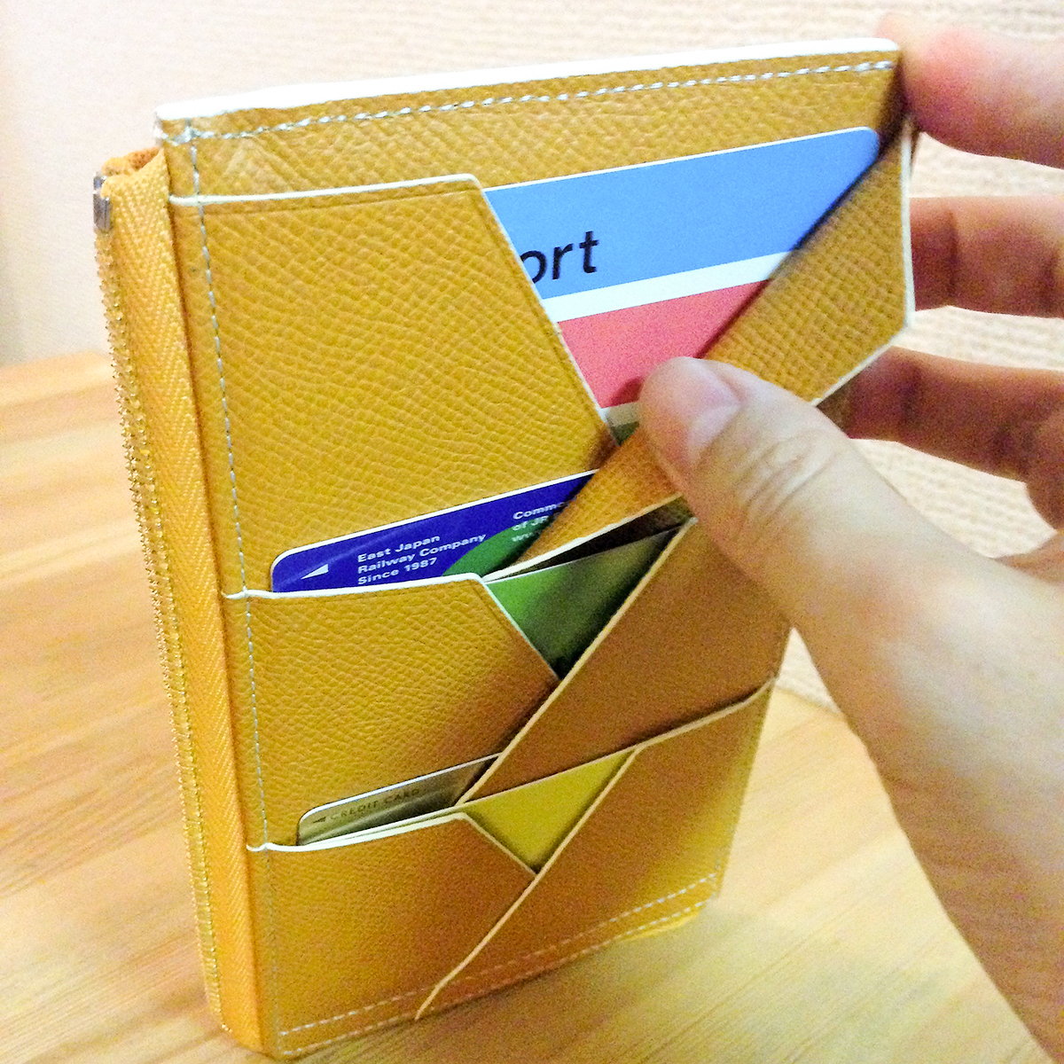 “見える化”したカードポケット|カードを見える化、支払いも収納もスマートな革財布(ファスナー付き長財布)|ALBERTE