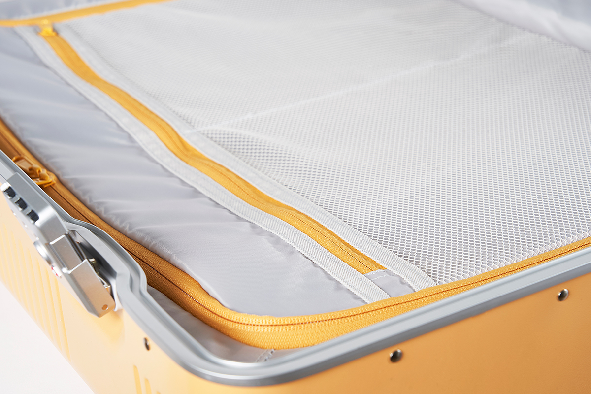 汚れが付着しにくい光沢のある生地を採用しているので、お手入れもラクなスーツケース(37L・1〜2泊・機内持ち込みサイズ)|RAWROW