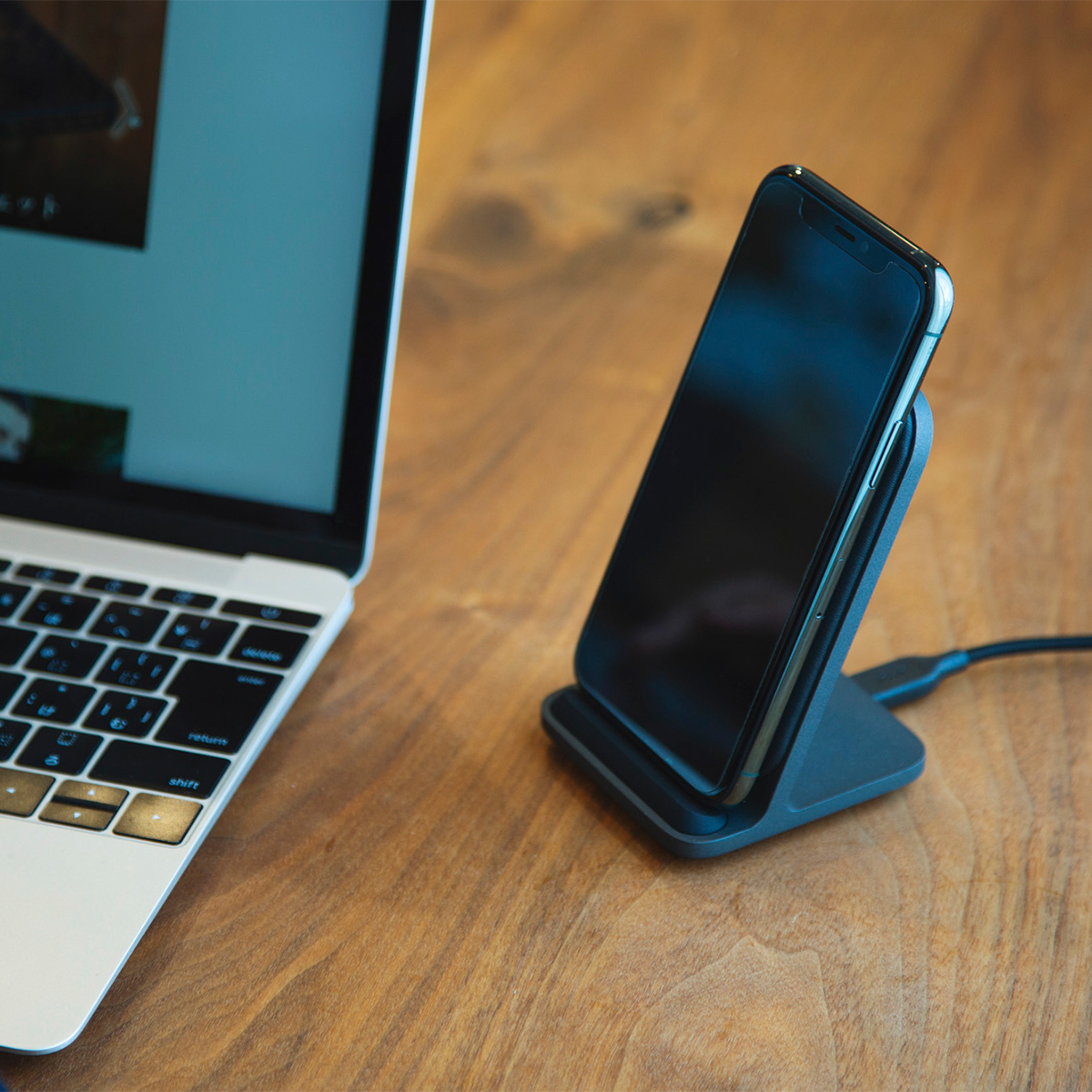 オフィスや自宅のリビングで、あなたのiPhone・AriPodsがくつろぐ本革ソファ。iPhone、AirPodsを置くだけで美しく充電、そのままスマホチェックも快適な「ワイヤレス充電スタンド」| NOMAD | Base Station