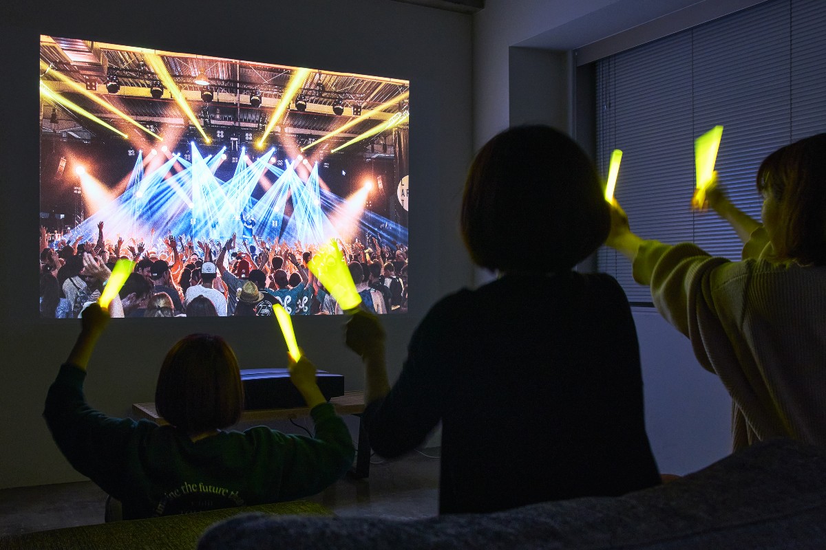 テレビとはくらべものにならない「ライブ感」に圧倒されました。|簡単設定、くっきり明るい4K、胸に迫るサウンド。ドラマに、スポーツに、どっぷり浸れる「家庭用プロジェクター」|XGIMI HORIZON Pro(エクスジミー ホライズン プロ)」