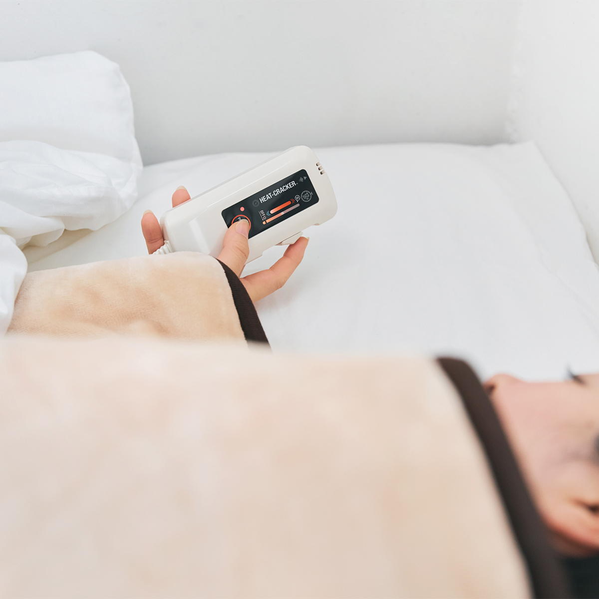 気づかないうちに、眠りの世界へと落ちていき、熟睡、目覚めもすっきり。あなたの睡眠サイクルに合わせて、電源が自動オンオフ!洗濯機で丸洗いできる「電気毛布」|HEAT-CRACKER