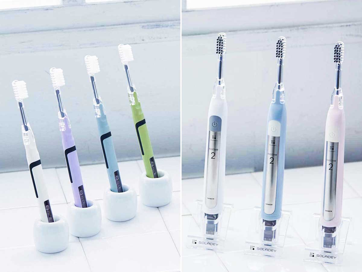 手磨き用歯ブラシ「N4」、電動磨き用歯ブラシ「リズム2」。水と光で虫歯・歯周病対策ができる。半導体(酸化チタン)とソーラーパネルによる光触媒効果で、歯垢が取れる歯ブラシ「SOLADEY(ソラデー)」