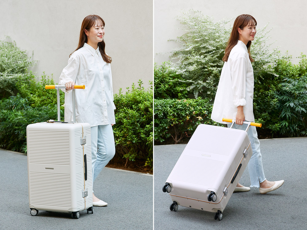手首への負担もほとんどなく、立てたままの並走も、斜めに引いて転がすのも、グラつきにくく、安定感も抜群です。｜快適な旅行になる。新感覚のスーツケース・キャリーケース『RAWROW（ローロー）』