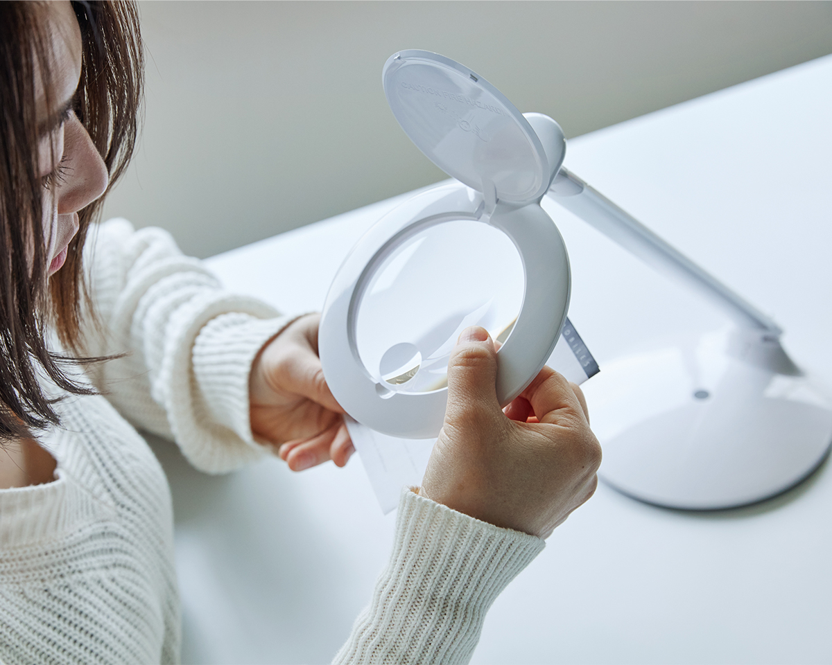レンズ自体を手で回して、高倍率レンズの位置をお好みで移動できます。コードレスで使えて、隙間に収納できる!手元を大きく・明るく照らすルーペ付き太陽光LEDの「デスクライト」|daylight - Halo Go