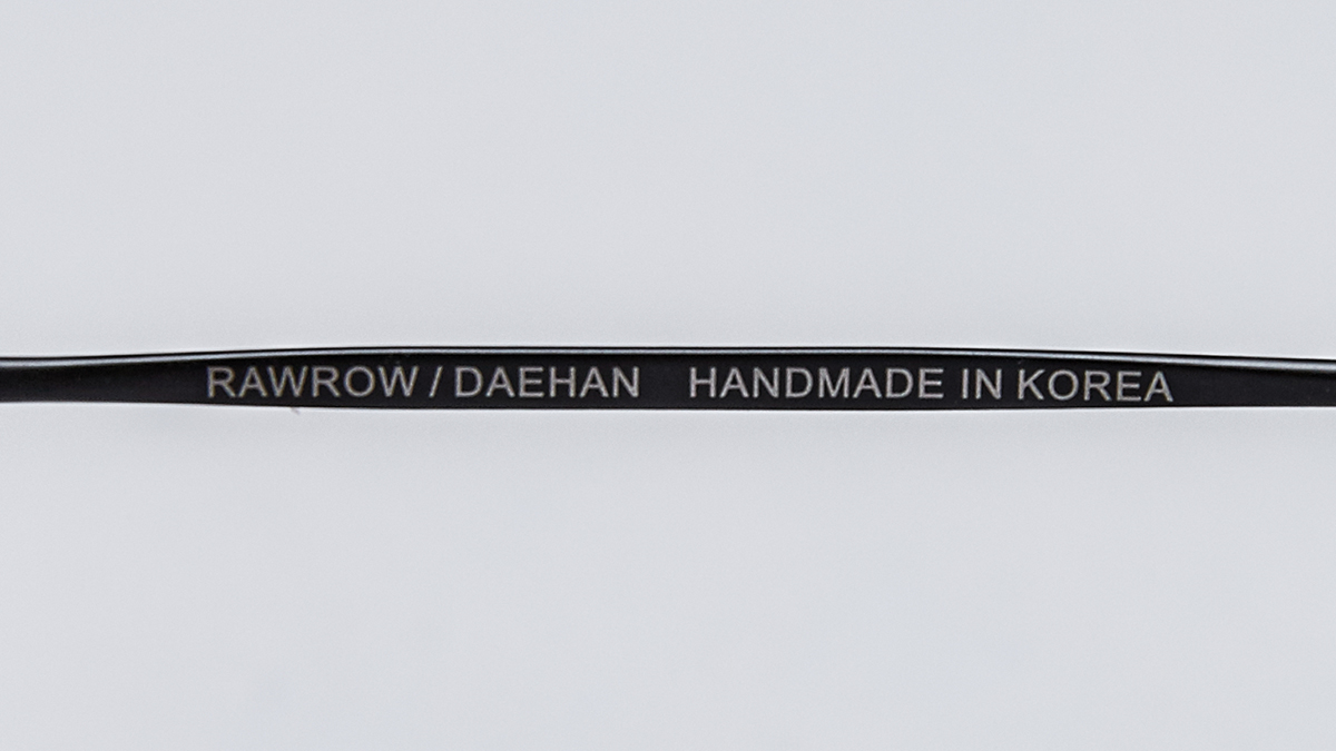 「RAWROW×DAEHAN」と刻まれたテンプル。風船で浮くほど軽い、フィット感抜群、踏んでも元に戻るβチタンフレームのサングラス|RAWROW R SUN