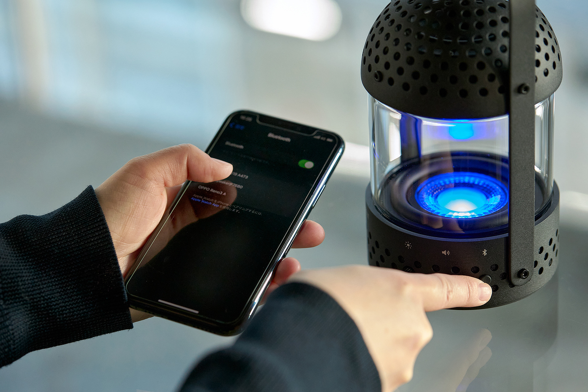 スマホと簡単接続。ペアリングの操作もシンプル|焚き火の側にいる感覚を設計した、美しいランタン型のBluetoothスピーカー|ストックホルム発の『TRANSPARENT(トランスペアレント)』による「Light Speaker(ライトスピーカー)
