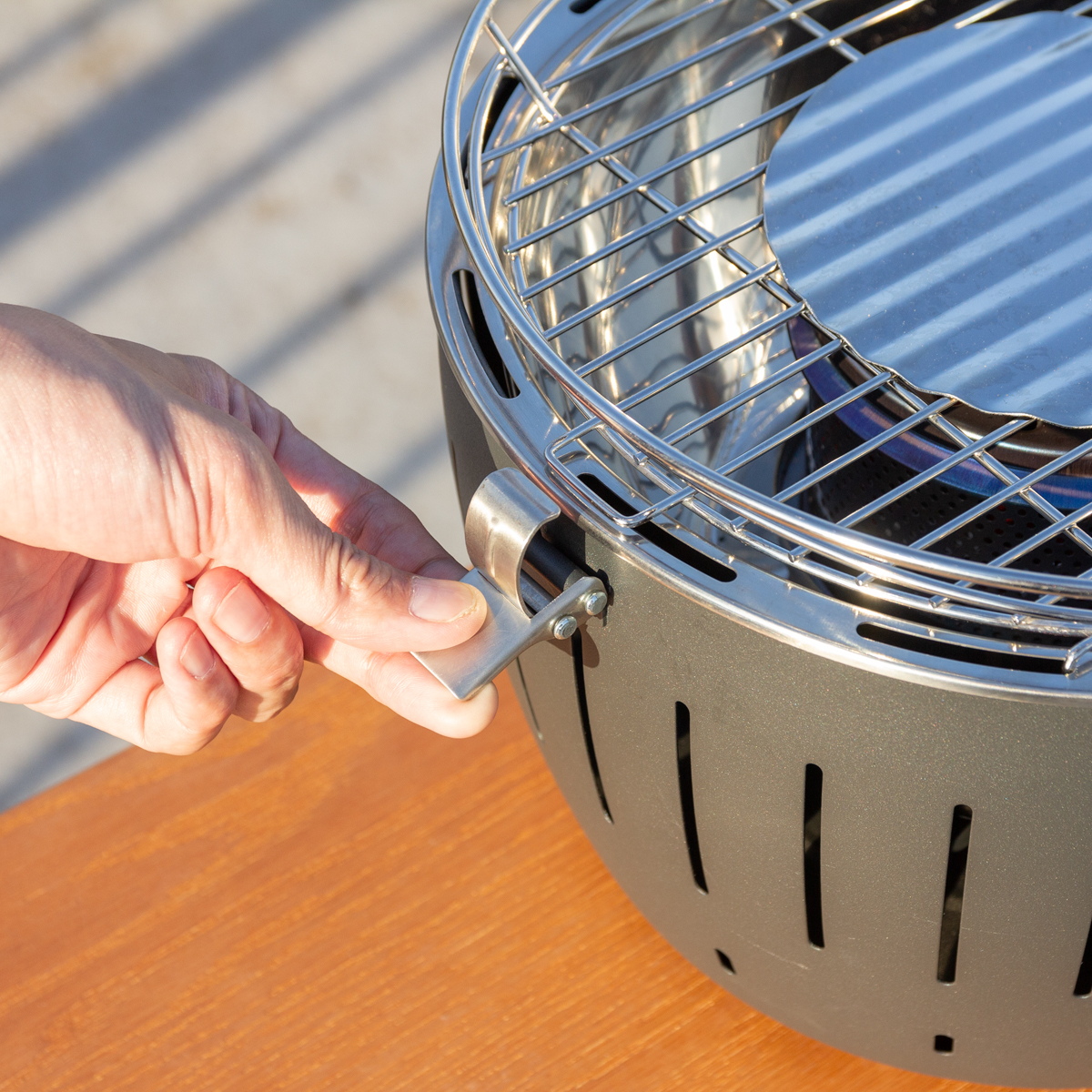 手順4|煙が少ない火力調節ファン付きロースターで、大人の気楽なBBQができる「炭火焼グリル」(一人キャンプ、ソロBBQに)|Lotus Grill