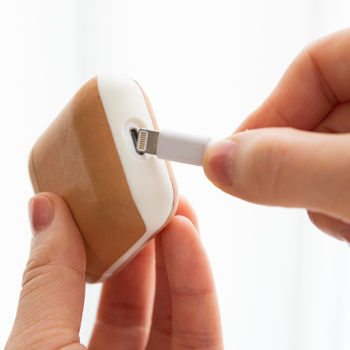 充電ケーブル穴|一緒に過ごすほど愛着が深まる、機能美が生んだ快適設計のAirPodsケース・Apple Watchバンド|NOMAD