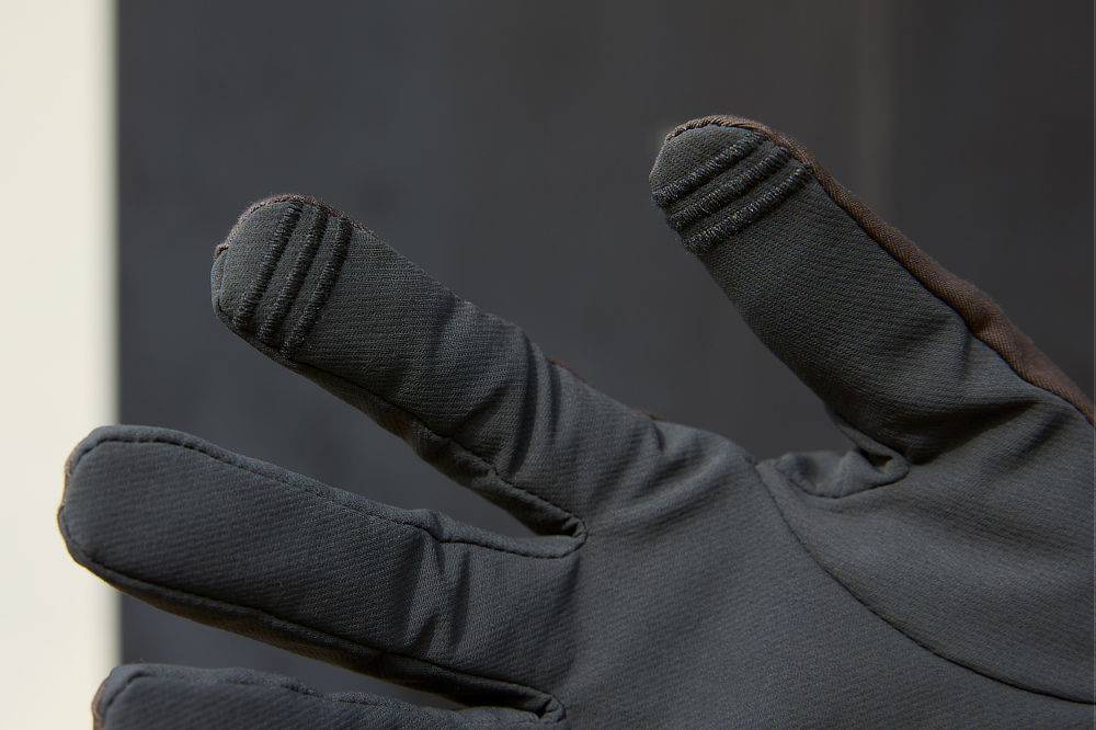 指先には導電糸の刺繍を施し、手袋をつけたままでもスマートフォンの操作を可能に。いちいち手袋を外す必要がない「classic tech（クラシック テック）」｜手袋の町東かがわ市で生まれた選りすぐりの手袋・グローブ「tet.（テト）」