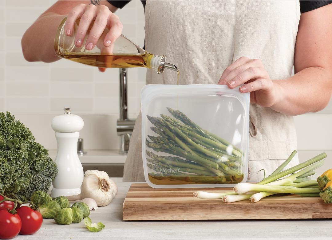 カット野菜・果物の冷凍保存、食材のレンジ加熱、肉や魚の漬け込みなどマルチに使えます。さまざまな調理に対応できる万能選手なマルチバッグ|stasher(スタッシャー)
