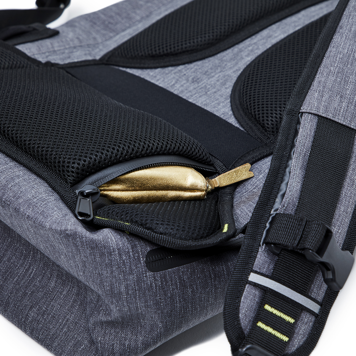 隠しポケットも完備したハイテク収納の都会的なバックパック《DAYPACK》|Code 10(コードテン)