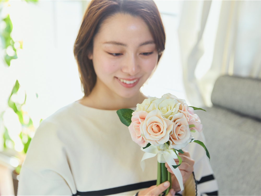 《ギフトセット/ローズ/アロマスプレーと専用ベース付き》昼はアートフラワー、夜はあたたかなムードライトになる「ローズブーケLED(ホワイト)」|VIA K STUDIOヴィアケースタジオ