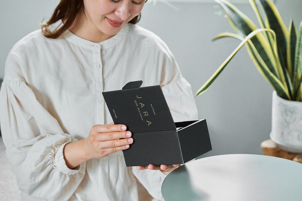プレミアム感に溢れた『JARA Honey(ジャラハニー)』は、お世話になったお礼、退職祝い、父の日や母の日など、大切な人へのプレゼントにふさわしいたたずまい|世界最古の採蜜の地・ジョージアから届いた、野生のままの巣ごとハチミツ『JARA Honey(ジャラハニー)』