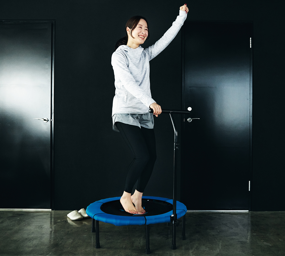 曲はもちろん、プロトレーナーたちのかけ声や弾ける笑顔に、ますます気分がアガるはず。まるで、トランポリンジムのスタジオレッスンを受けているみたい。ハンドルつきで安心、家で楽しくダンス感覚のトレーニングができる「トランポリン」|ハンドルつきホームジャンピング