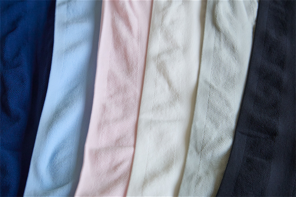 《ハイネックインナー／男女兼用》 UVカット98％、縫い目なしで動きやすい「サラリフィット」｜Salari