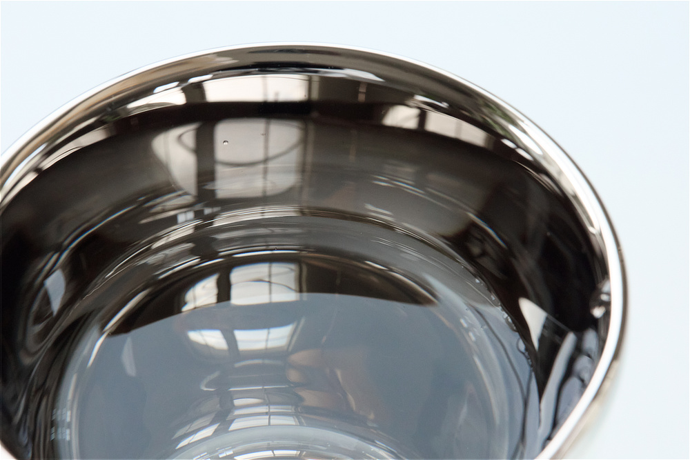 半透明になっているのでグラスの中が透けて見える|オーロラの光彩にまろやかな味わいになる『PROGRESS(プログレス)』の純チタンコーティンググラス(日本製・メイドインジャパン)