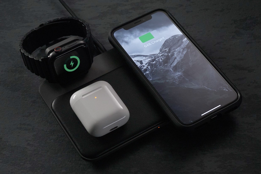 iPhone、Apple Watch、AirPodsを3台まとめて高速で充電できる「ワイヤレス充電ベース」Base Station(Apple Watch Edition)| NOMAD