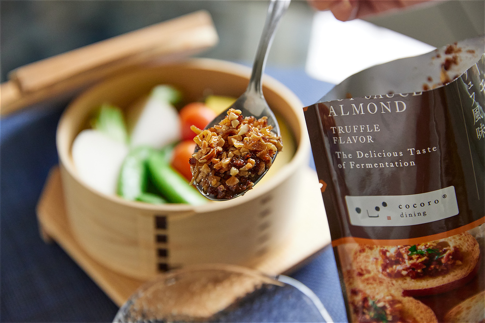 Image: https://1fl0kyr79c.user-space.cdn.idcfcloud.net/photographes/c184e32376c6f9637a3787a6a44ccabd.jpg トリュフ香る、サクサクおいしい食べる調味料|どんな料理も美味しくなる。ギフトにも喜ばれる、香り高いトリュフ入りの万能調味料「サクサクしょうゆアーモンド トリュフ風味」