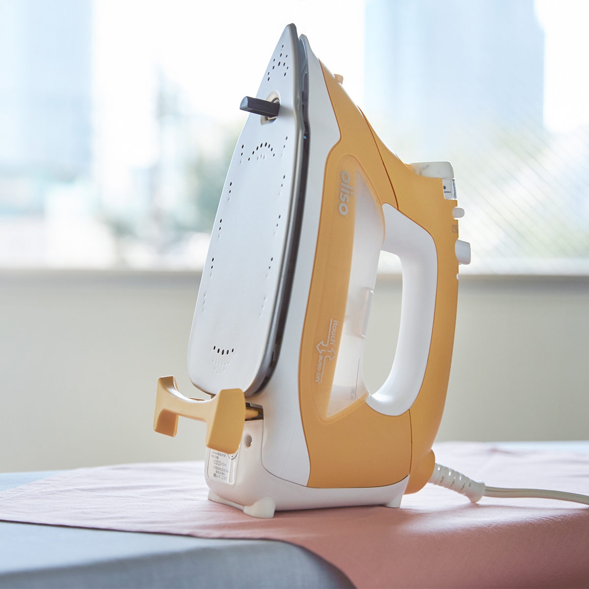 スタンフォード大生が拍手喝采!服の焦げ・出火を対策した「スマートアイロン」|oliso(オリソ)