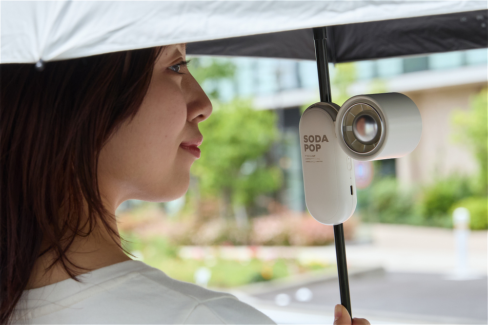 Image: https://1fl0kyr79c.user-space.cdn.idcfcloud.net/photographes/c3fdafe520c82710d61a8667364c3037.jpg 《日傘クリップファン》日傘に装着、狙った角度で送風できるハンズフリーファン「1°Go(イチドゴー)日傘クリップファン」|Momax