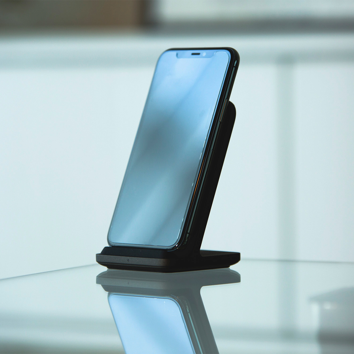 大人のプレミアムシートという貫禄でモダンに昇華させたデザイン。iPhone、AirPodsを置くだけで美しく充電、そのままスマホチェックも快適な「ワイヤレス充電スタンド」| NOMAD | Base Station