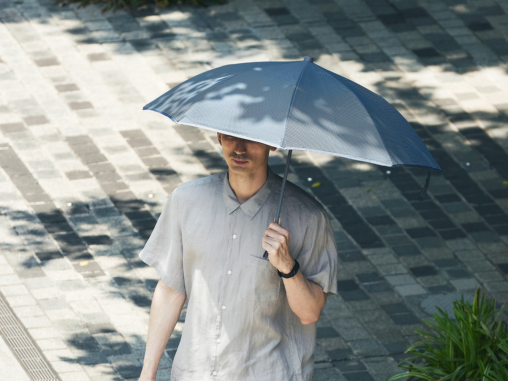 夏の猛暑の炎天下の必需品|強い日差しも熱もブロックするから夏の暑熱ストレスを減らします。チタンを練り込んだ生地を使った、晴雨兼用傘『+TIC COOL SHADE(プラスチック クールシェイド)』