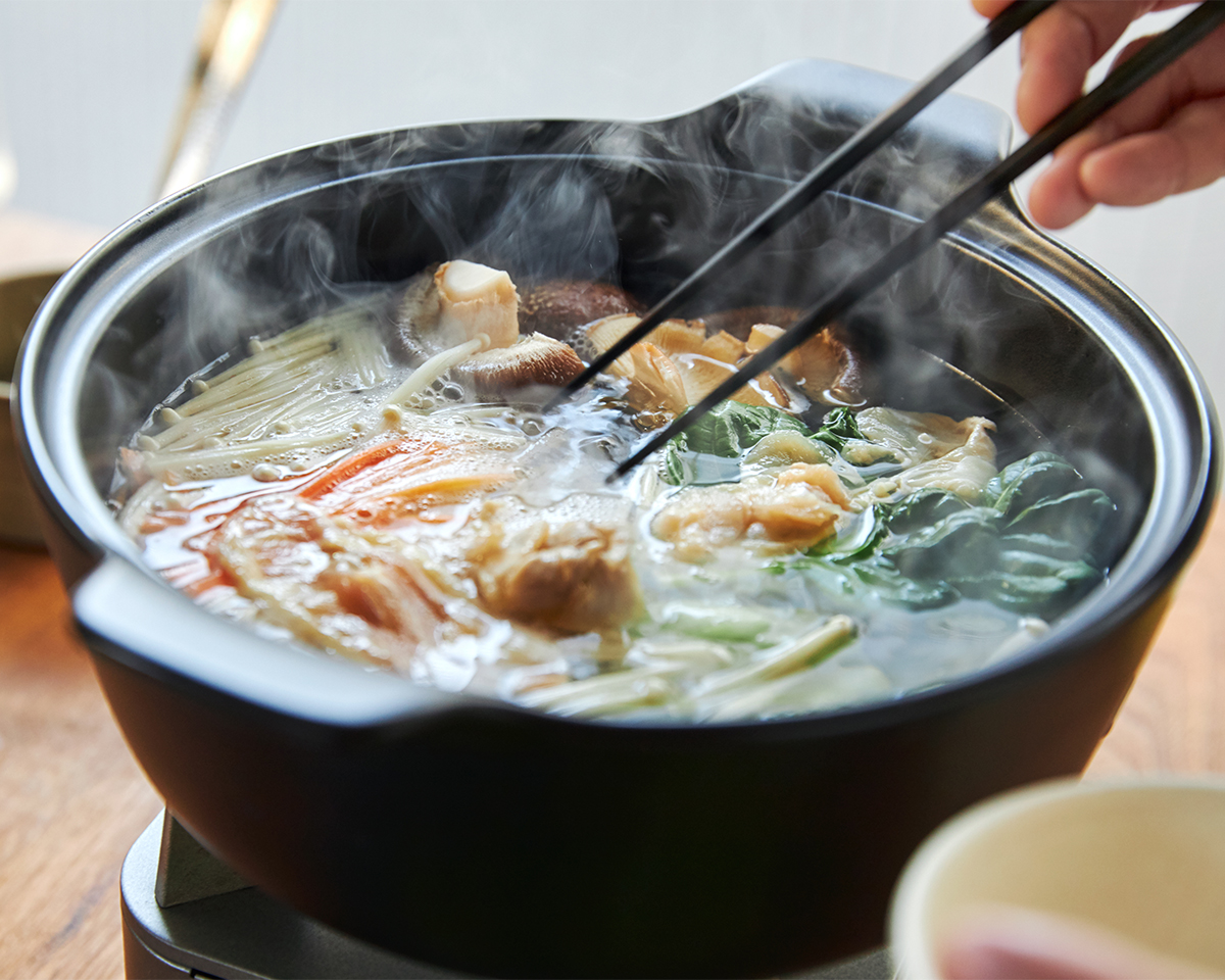 千切り野菜との相性もバツグンで、大皿いっぱいの野菜もペロリと食べられるからヘルシー。飲めるポン酢&特製だし付き「名古屋コーチンしゃぶしゃぶセット(もも肉・むね肉)」|錦爽(きんそう)|丸トポートリー食品