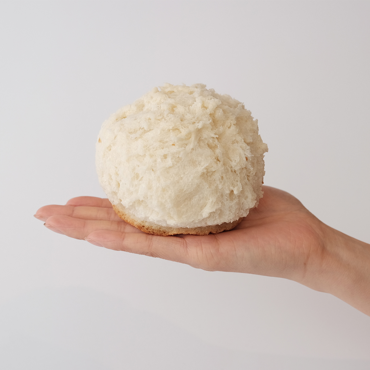 モリタ製パン所の大切なポリシー「製作工程でくり抜いたパンの中身は、すべて美味しくいただく」。本物のパンがそのまま「インテリアライト・ランプ・間接照明」に|モリタ製パン所「パンプシェード」