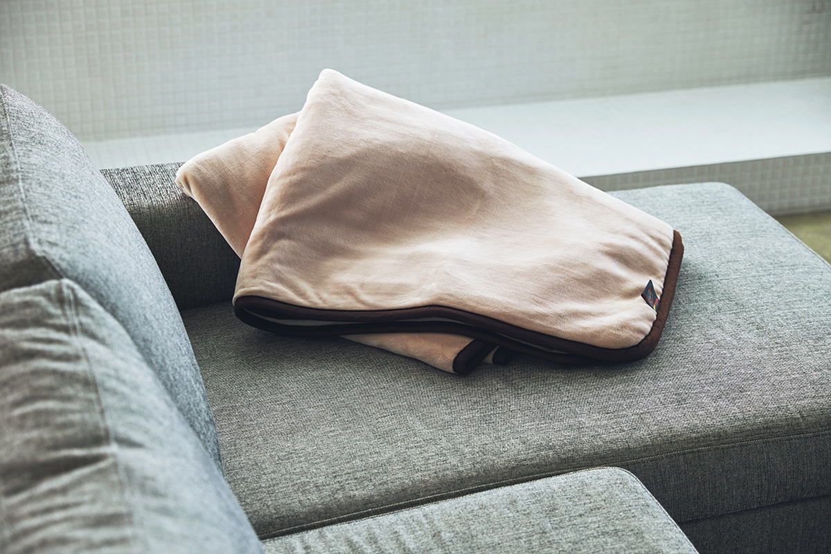 暑苦しさで起きることはなく、朝までぐっすり。あなたの睡眠サイクルに合わせて、電源が自動オンオフ!洗濯機で丸洗いできる「電気毛布」|HEAT-CRACKER