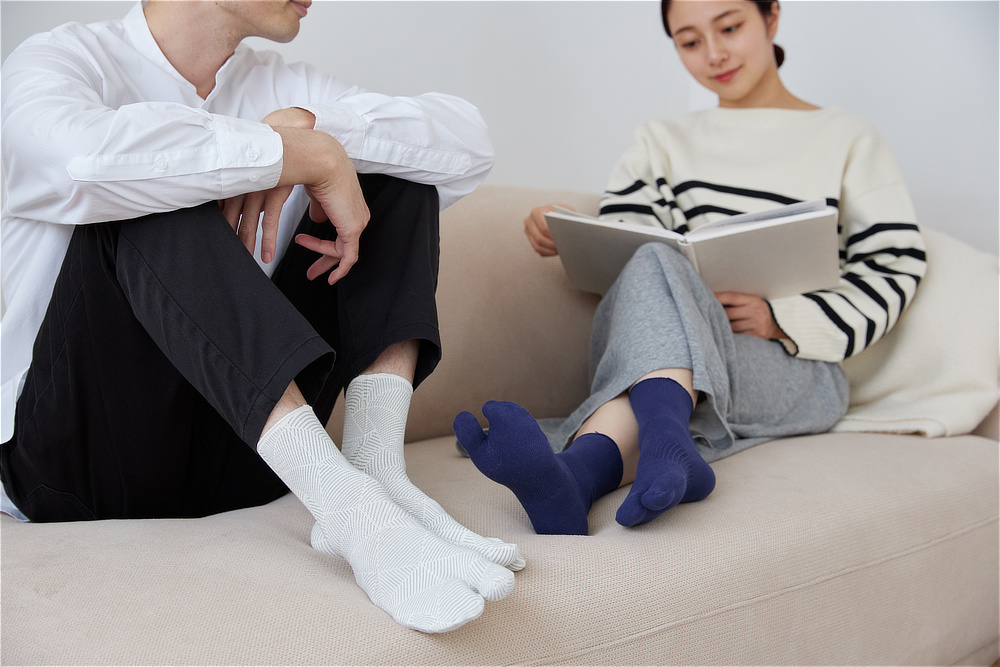 《幾何学柄》和紙78%の調湿性と立体編みのフィット感で、長時間でもサラッと快適な「足袋型ソックス」|WASI WASI