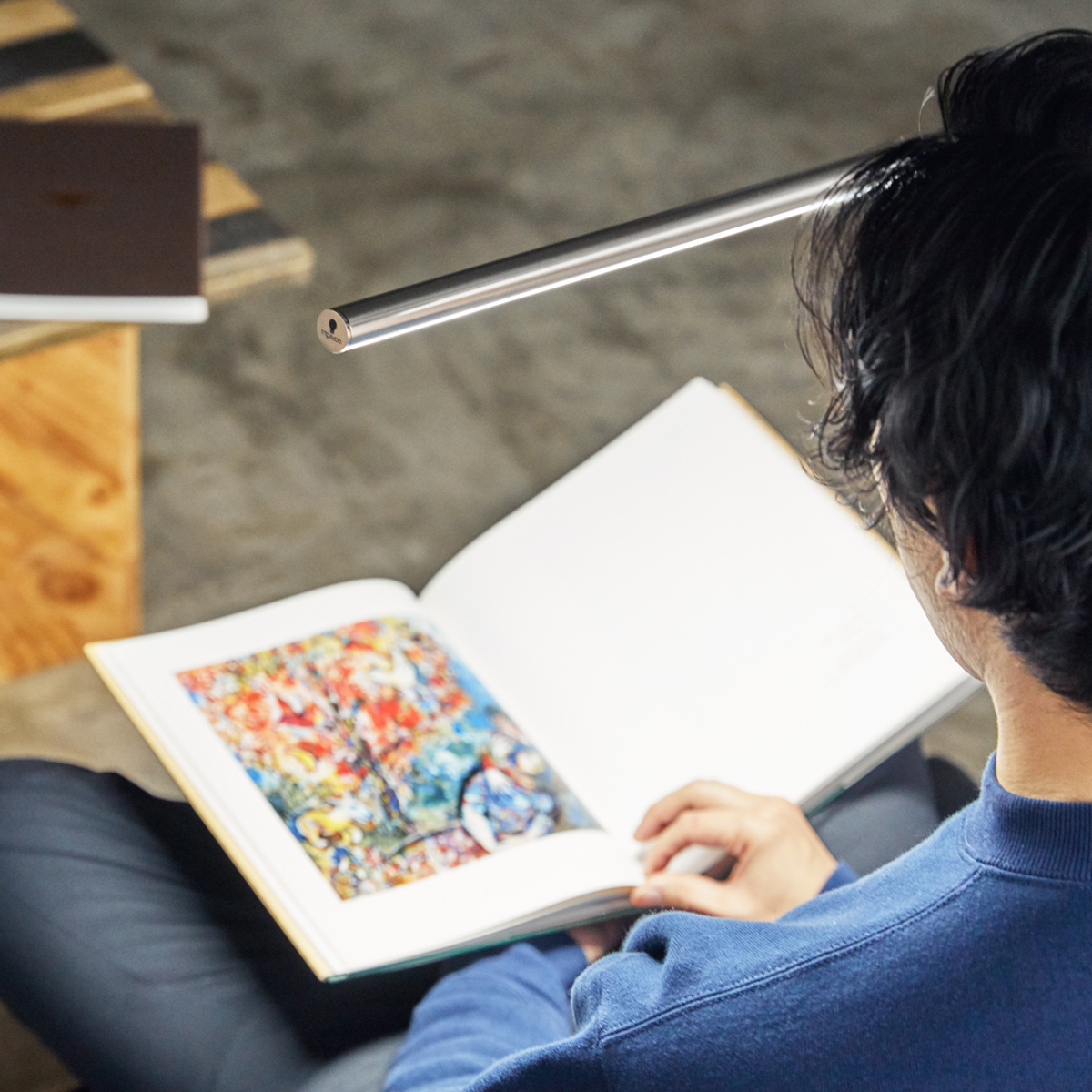 読書や勉強が一番はかどりやすい、正午の太陽光(自然光)に近づけた色づくり。精密機械や電子部品の製造、印刷工場での細かい視作業に必要な明るさも可能。作業に集中できる目に優しい太陽光LEDのフロアライト|Daylight - Slimline3