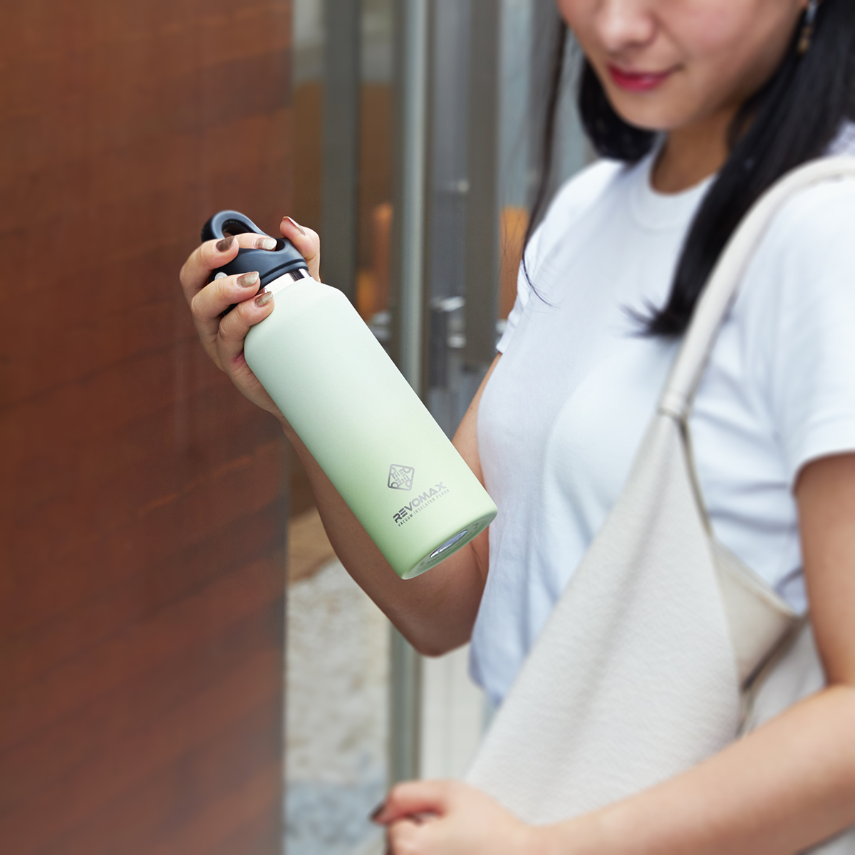 Image: https://1fl0kyr79c.user-space.cdn.idcfcloud.net/photographes/c78340d85b3e56b6e813c7d71988c527.jpg いつでも好きな場所で飲み頃のまま、おいしく味わえる。炭酸もビールも36時間保冷、保温も18時間OKの「マイボトル」|REVOMAX(レボマックス)