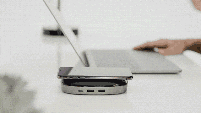 ノートパソコンの画面のように角度を変えながらスマートフォンを充電・操作することができる「8in1 USB-Cハブ+ワイヤレス充電器」|Hyper Drive