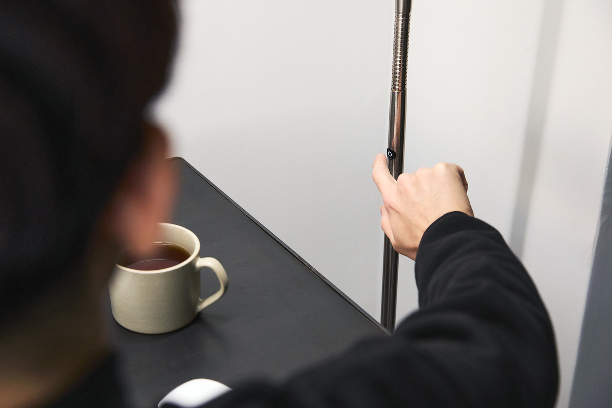 操作するボタンはたったのひとつだけ。軽く指で触れるだけで反応するタッチボタンだから、力の弱いお子さんの指でも簡単に操作ができます。集中しやすい光で仕事、勉強、作業の効率を上げるフロアライト|Daylight - Slimline3