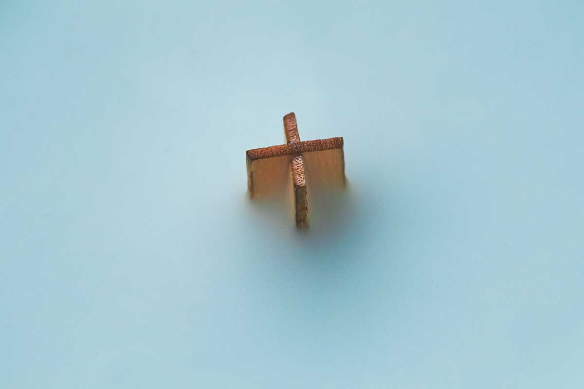 Image: https://1fl0kyr79c.user-space.cdn.idcfcloud.net/photographes/c9a556873f9e50542c68274f77a470f6.jpg 天然木から作られた革新的な「PLUSWICK®テクノロジー」によるもの。小さな焚き火を眺めているような気分に。天然木の芯が燃える音がなんとも心地いい、『WoodWick(ウッドウィック)』のプチキャンドル